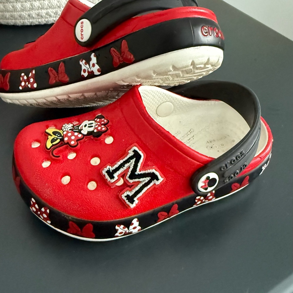 Disney Kids Red Flashing Crocs with Minnie Mouse - Picture 3 of 5